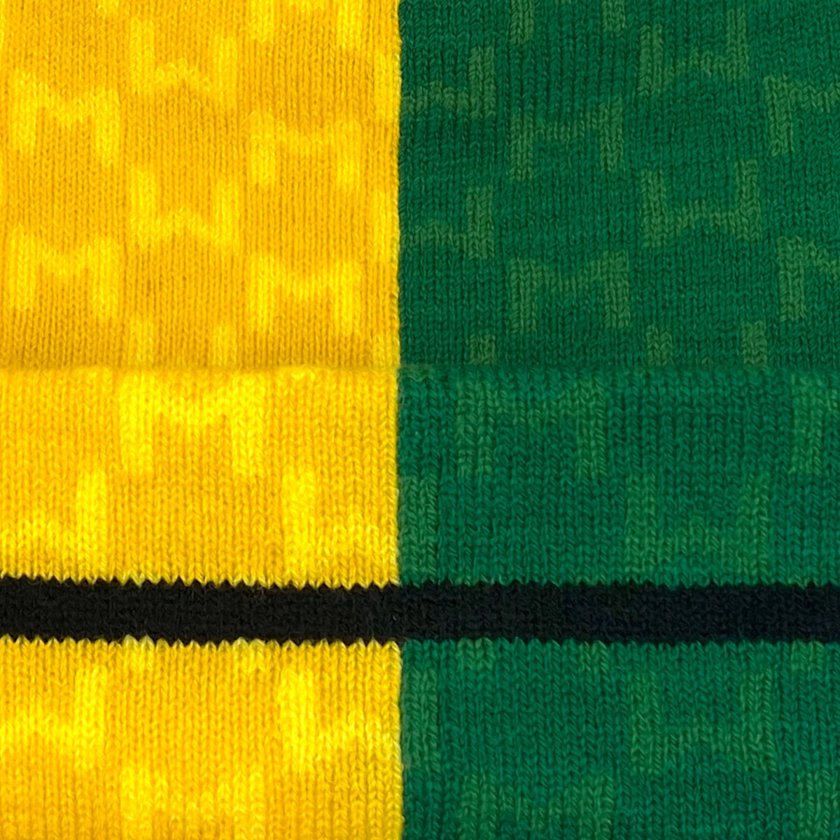 Retro strikket bobble-hue i klubfarver