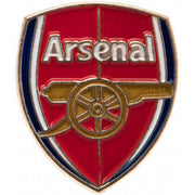 Arsenal FC-emblem med rød baggrund, guldkanon og hvid tekst. Skjoldformet med hvid kant.
