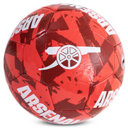 Rød fodbold med graffiti-design, Arsenal kanon-logo og "ARSENAL" i hvide bogstaver.