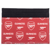 Rød og sort Arsenal FC kortholder med logoer, "GUNNERS" tekst og kanonmønster.