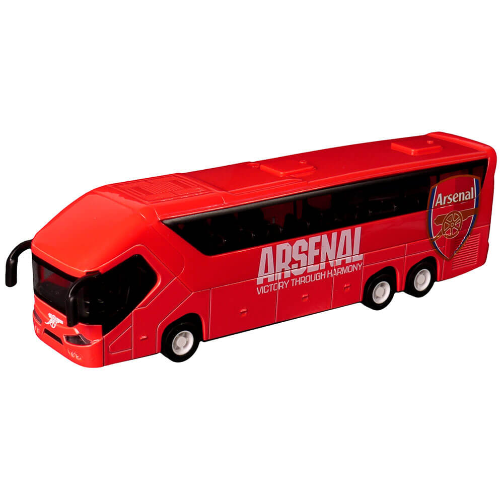 Rød Arsenal FC bus med logo og slogan "Victory Through Harmony" på siden.