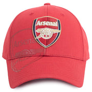 Rød kasket med Arsenal FC-logo og velcrolukning, struktureret design tilpasser forskellige størrelser.