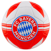 Rød og hvid fodbold med FC Bayern Münchens logo og geometriske mønstre.