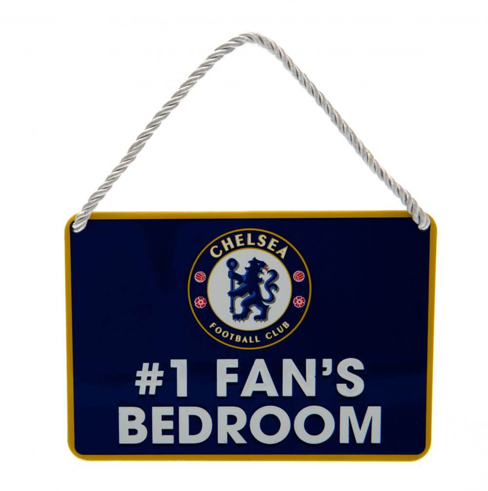 Skilt med Chelsea FC-logo og teksten "#1 FAN'S BEDROOM" på blå baggrund med gul kant og reb til ophæng.