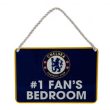 Skilt med Chelsea FC-logo og teksten "#1 FAN'S BEDROOM" på blå baggrund med gul kant og reb til ophæng.