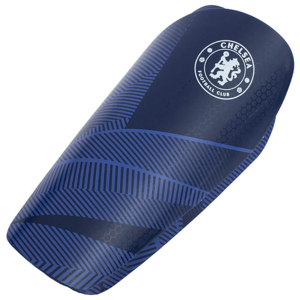Mørkeblå benskinner med geometrisk mønster og Chelsea FC-logo i hvid.