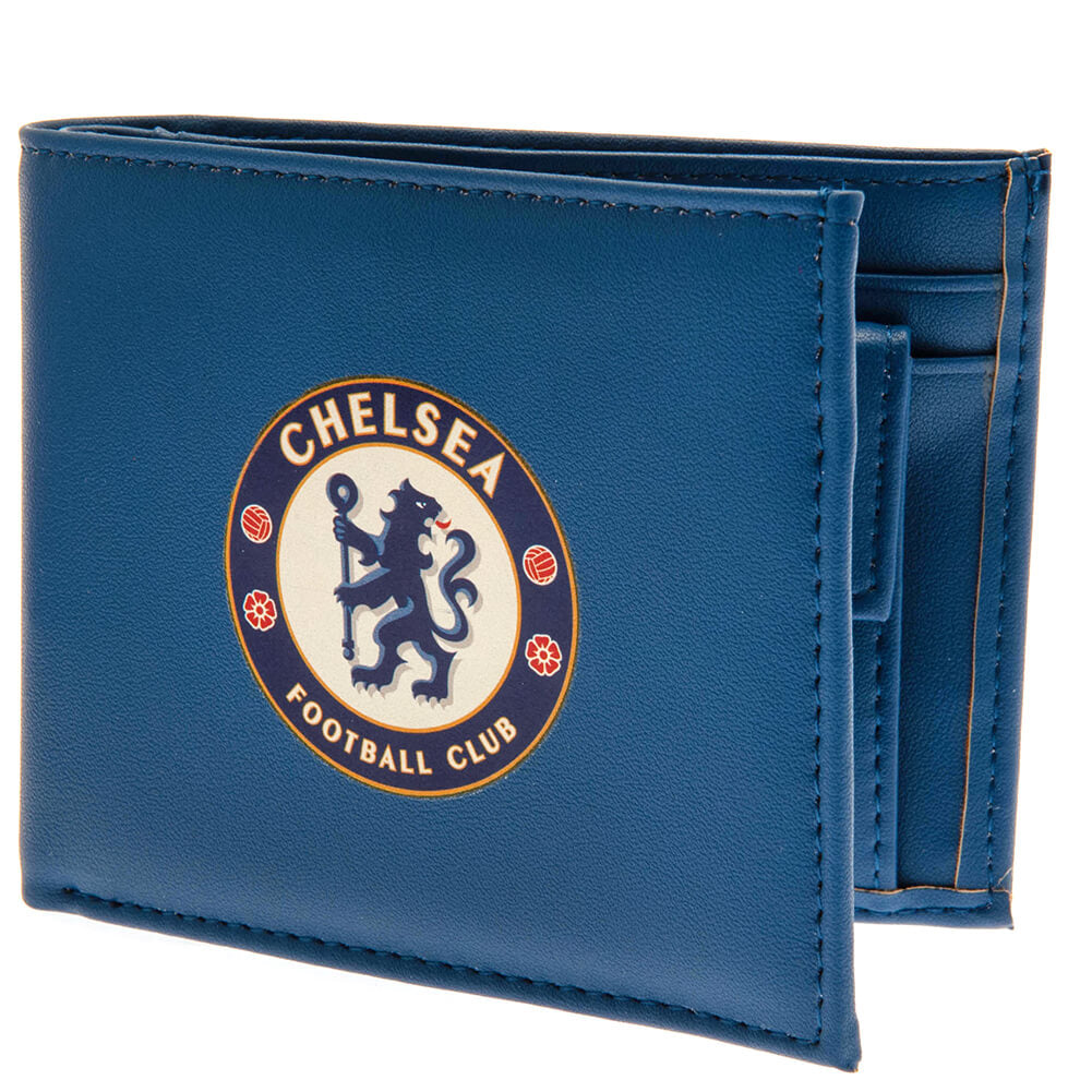 Blå pung med Chelsea FC-logo, bi-fold design, flere kortlommer, officielt licenseret produkt.