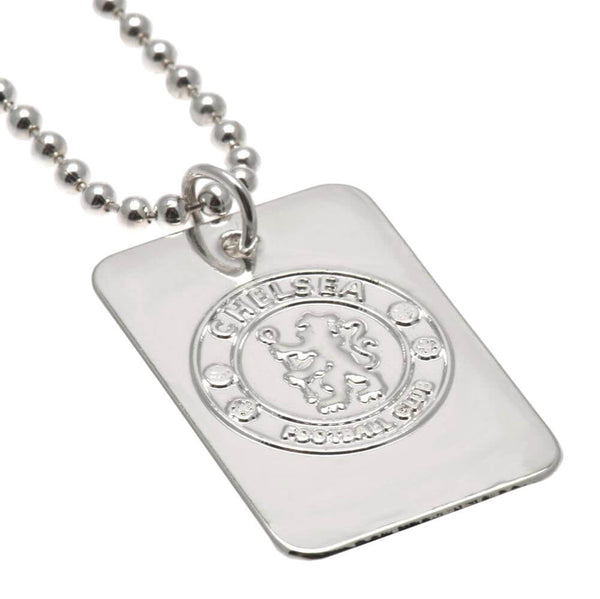 Rektangulær dog tag med præget Chelsea FC-logo, hængende fra kuglekæde.