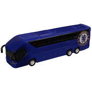 Blå Chelsea FC bus med logo på siden, pakket i en kasse med teksten "Chelsea Bus".