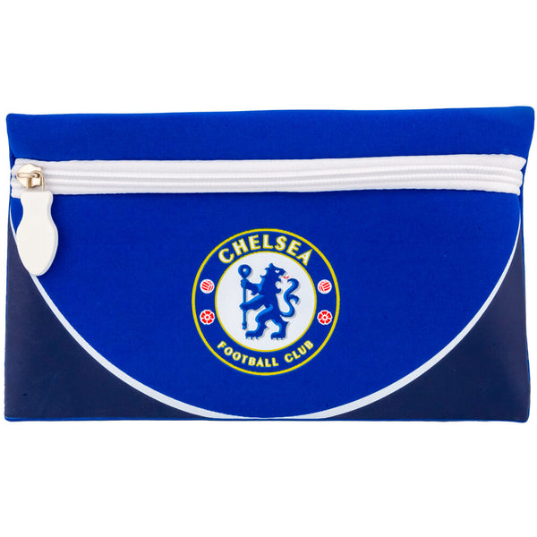 Blåt Chelsea FC penalhus med logo, hvid lynlås og mørkere blå sektion. Officielt licenseret.