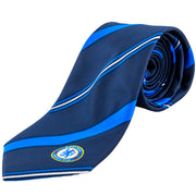 Mørkeblåt slips med lyseblå og hvide striber, Chelsea FC-logo nederst.