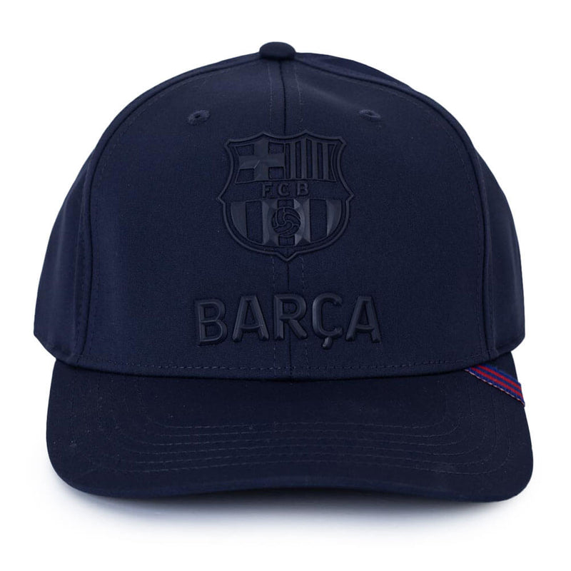 Navyblå kasket med FC Barcelona logo og "BARÇA" tekst foran, lille stribedetalje på skyggen.