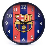 Rundt vægur med FC Barcelonas logo på rød-blå stribet baggrund, hvide tal og sorte visere.