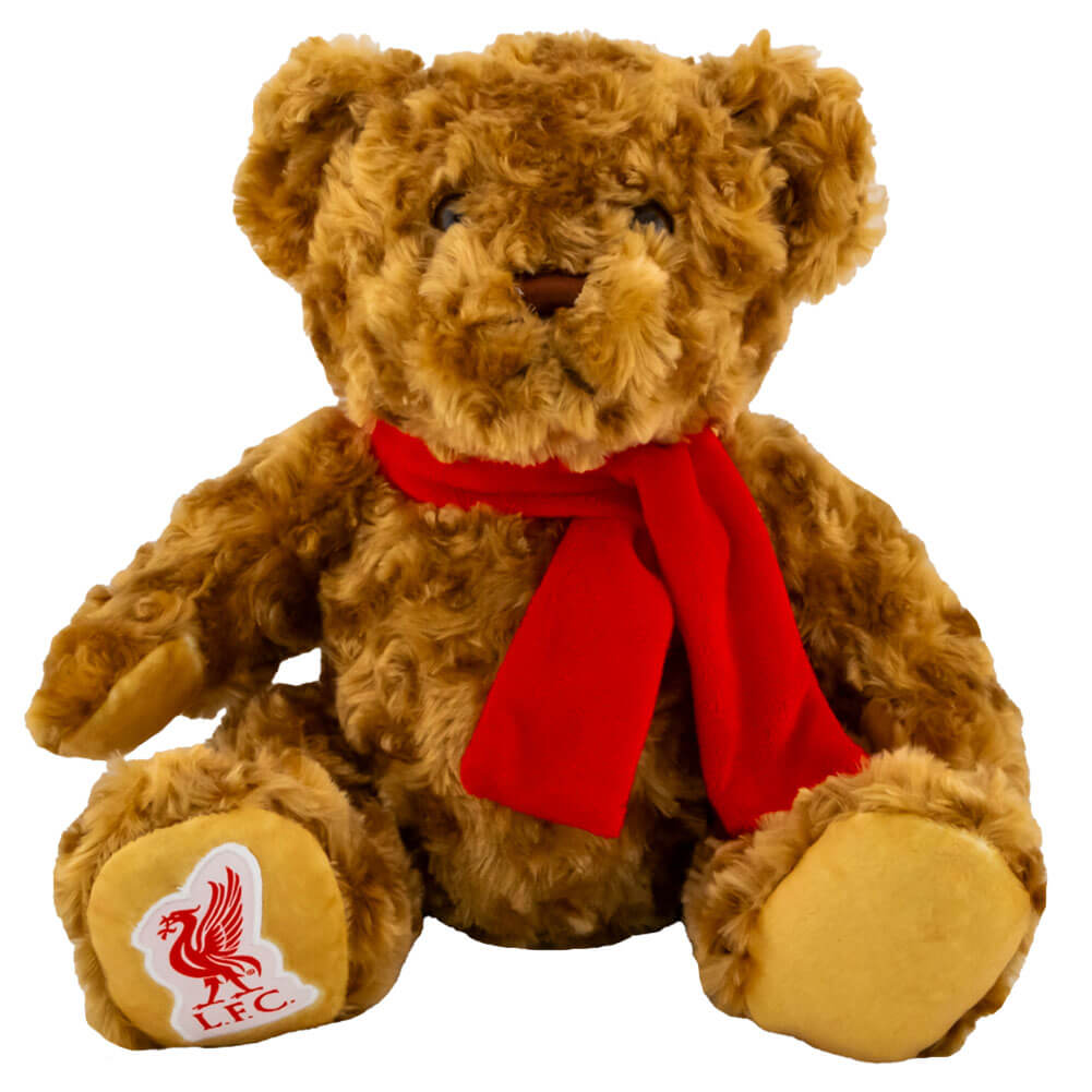 Brun bamse med rød tørklæde, Liverpool FC-logo på venstre fodsål og rød mærkat med logo.