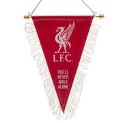 Rød trekantet vimpel med hvide frynser, Liverpool FC-logo og teksten "YOU'LL NEVER WALK ALONE".