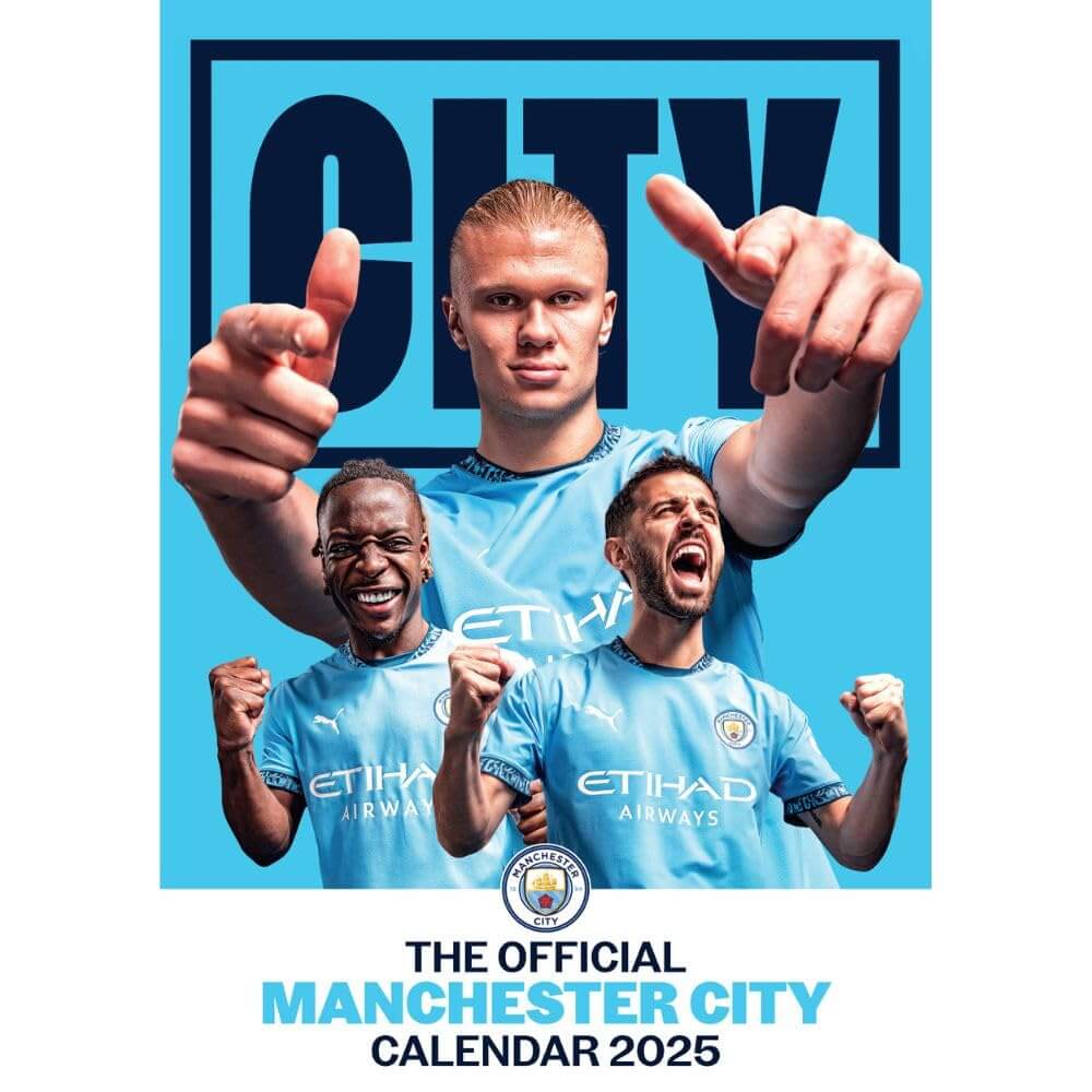 Tre fodboldspillere i blå trøjer, teksten "CITY" øverst, Man City logo og kalendertekst nederst.