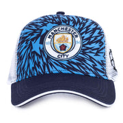 Blå Manchester City kasket med logo og dynamisk mønster på fronten.
