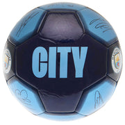 Blå Manchester City fodbold med "CITY" i lyseblå bogstaver og klublogo, flere autografer.