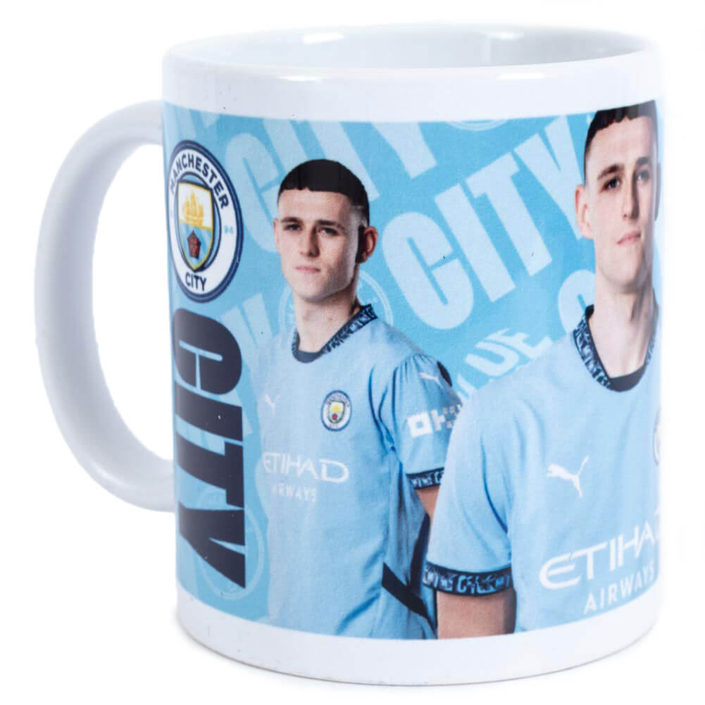 Krus med Manchester City-logo og spiller i lyseblå trøje. Tekst "CITY" i baggrunden.
