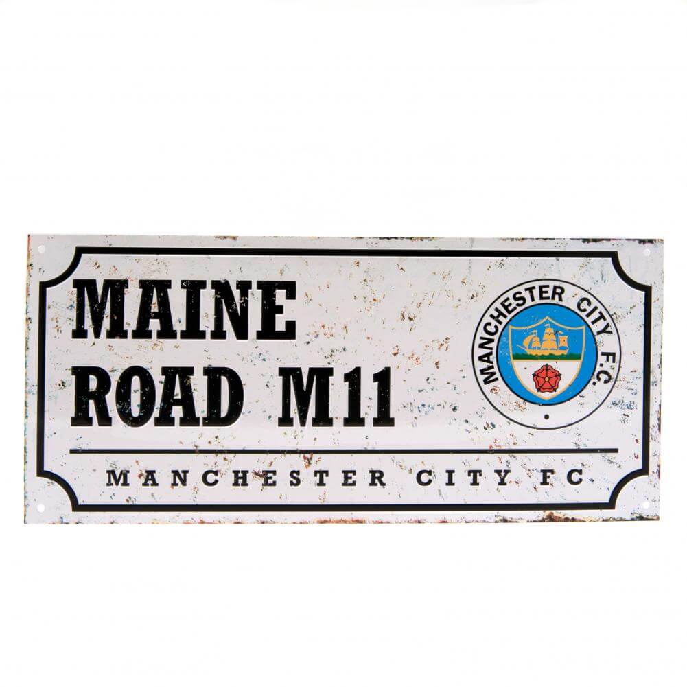 Metalskilt med "MAINE ROAD M11", Manchester City FC logo, slidt retro-look.