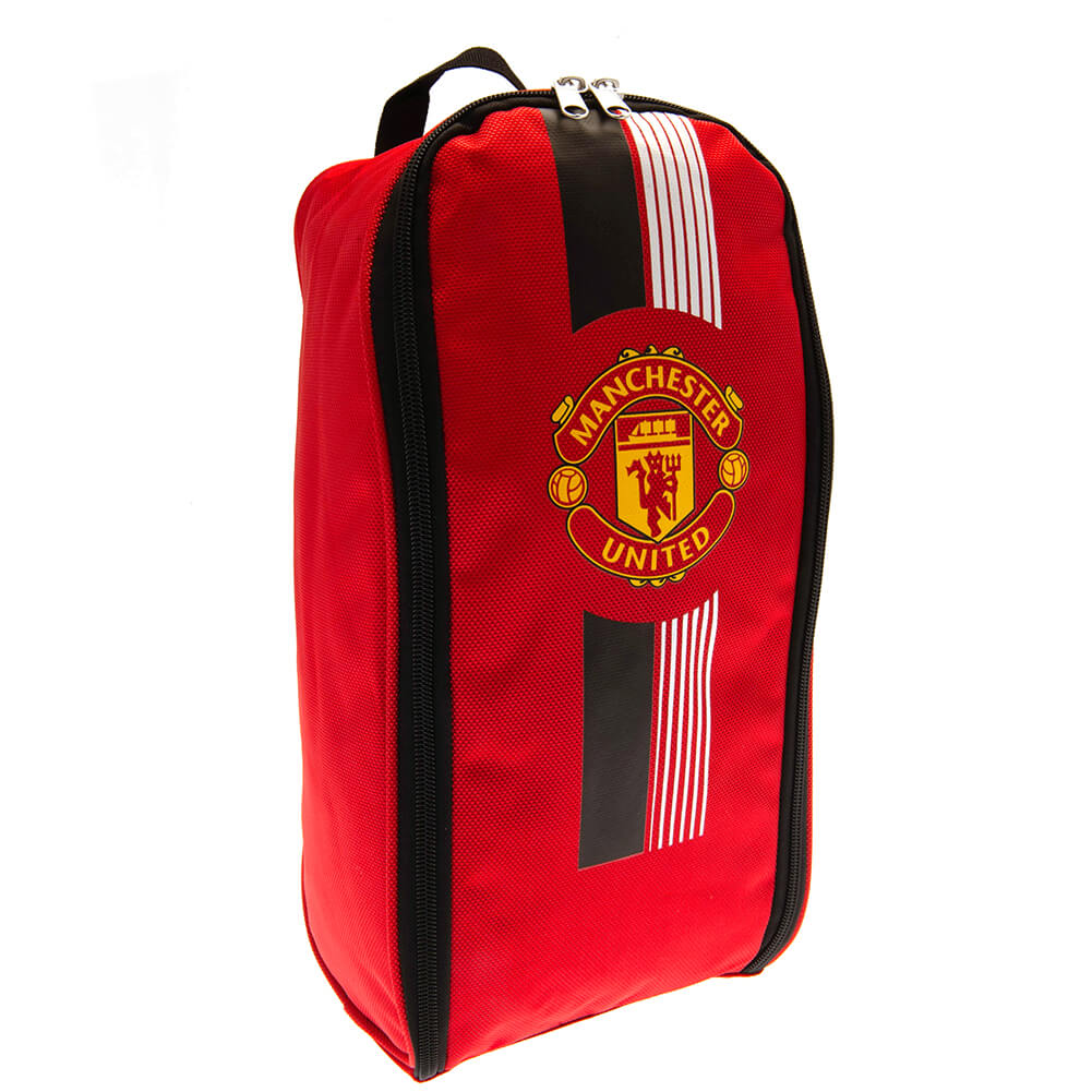 Rød Manchester United støvletaske med logo, sorte og hvide striber samt lynlås.
