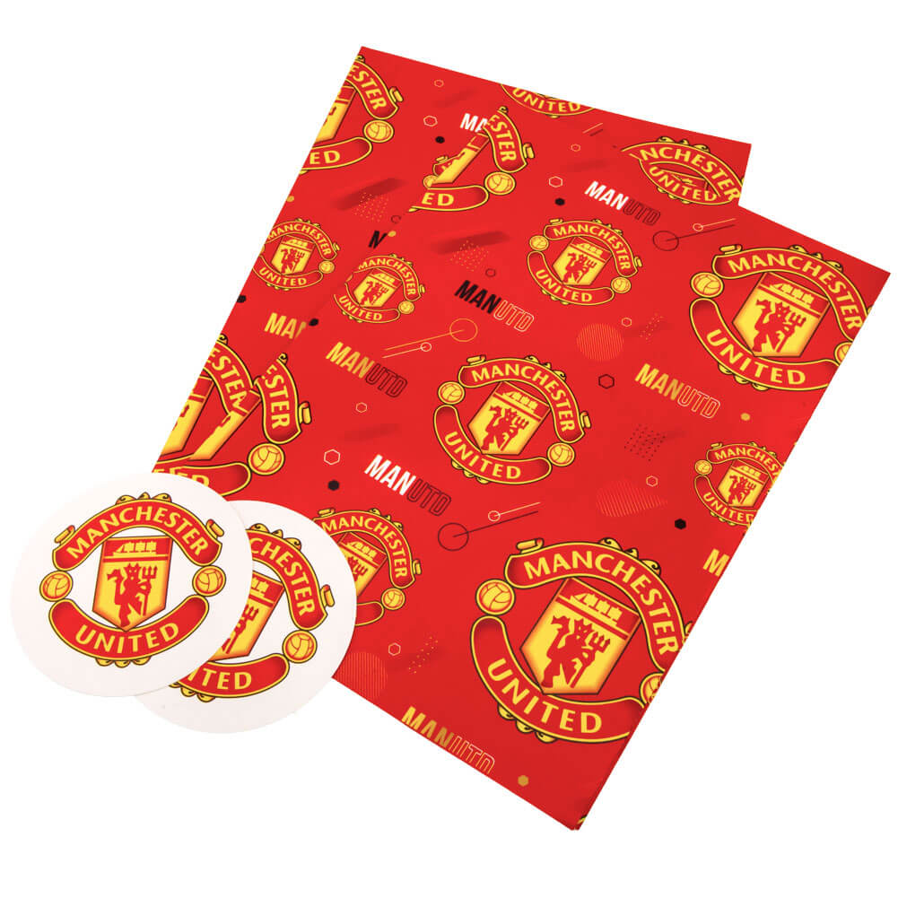 To ark rødt gavepapir og to runde mærker med Manchester United-logoer.