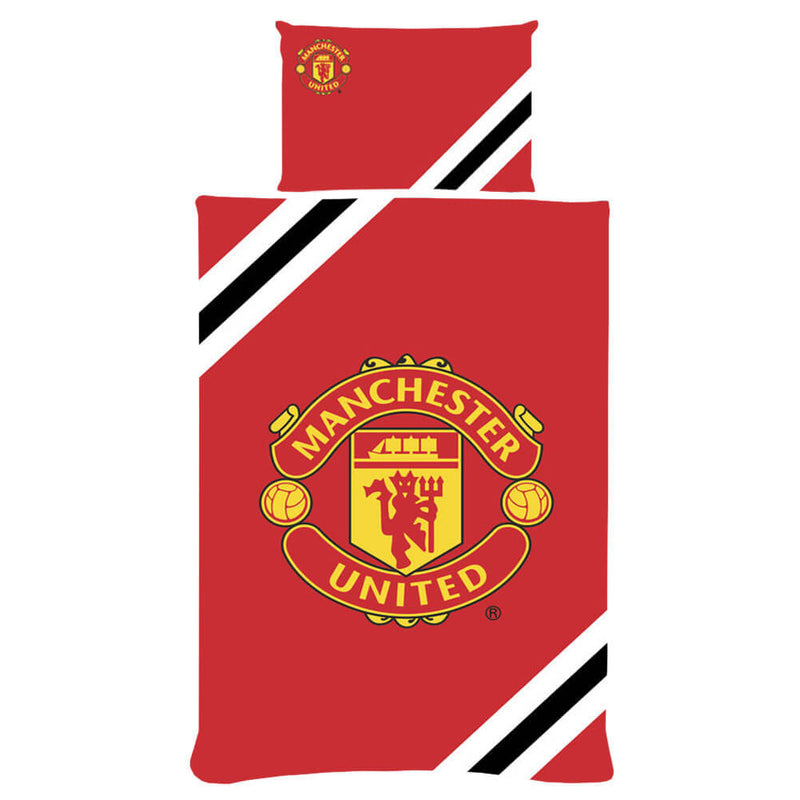 Rødt sengetøj med Manchester United-logo og sorte/hvide striber. Logoet er centralt placeret.