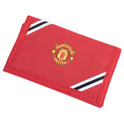 Rød pung med Manchester United-logo og sorte og hvide striber.