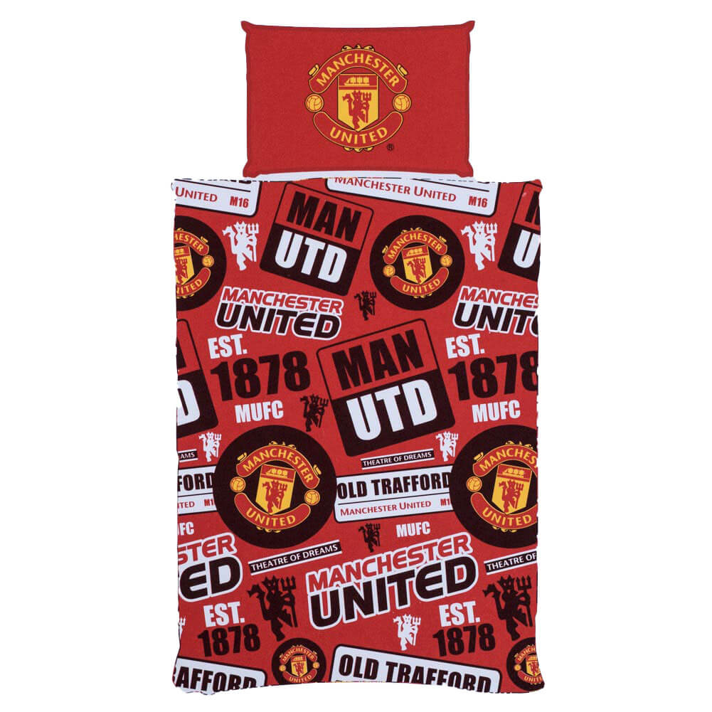 Rødt sengetøj med Manchester United logoer og tekst som "MAN UTD," "EST. 1878," "OLD TRAFFORD."