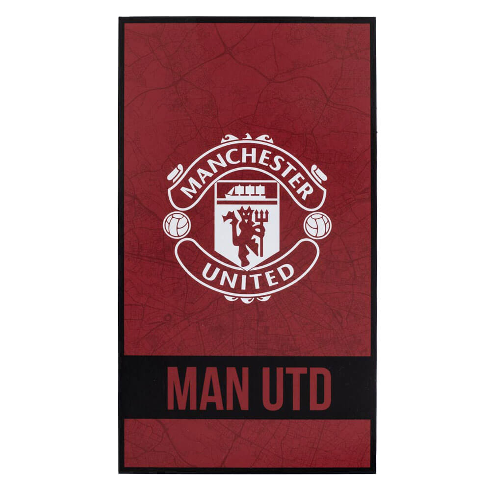 Rødt Manchester United håndklæde med logo og sort bånd med teksten "MAN UTD". 140x70 cm, bomuld.