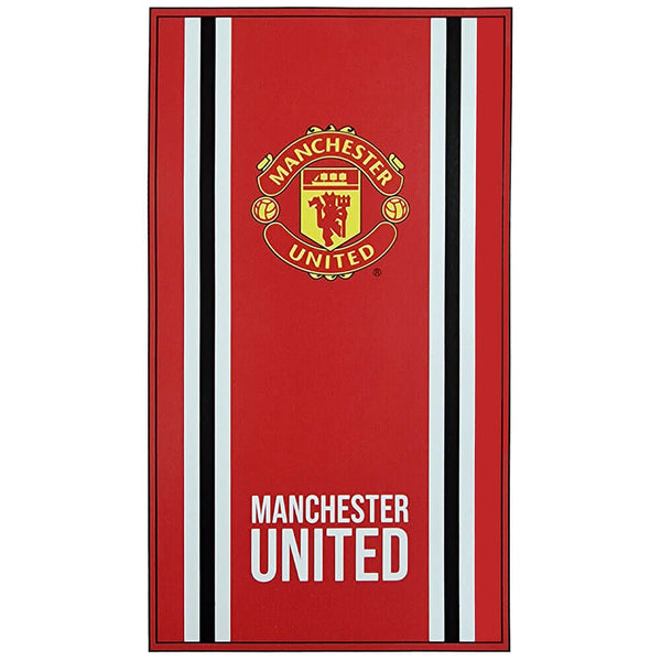 Rødt håndklæde med Manchester United-logo, sorte og hvide striber, "MANCHESTER UNITED" i hvidt nederst.