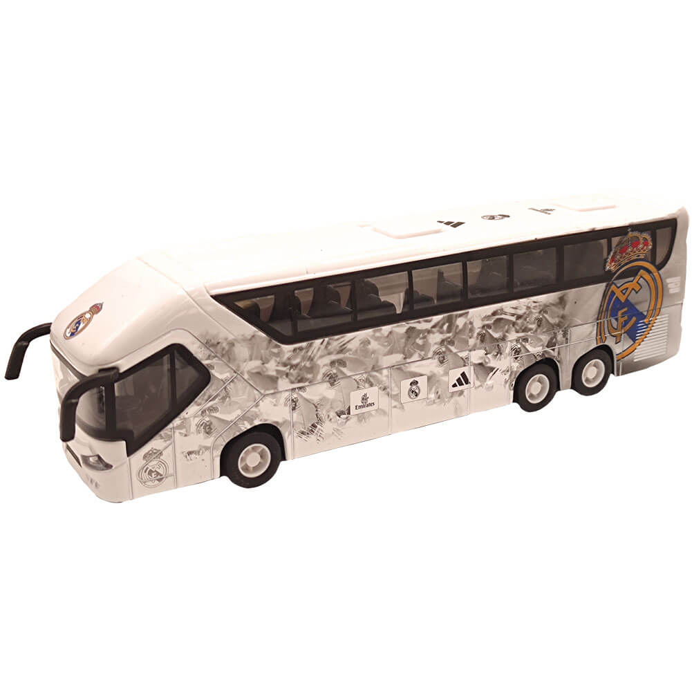 Modelbus i Real Madrid-design, hvid med sorte vinduer og logo. Seks hjul, tre aksler.