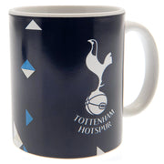 Krus med Tottenham Hotspur-logo og geometriske mønstre i mørkeblå, hvid og blå nuancer.