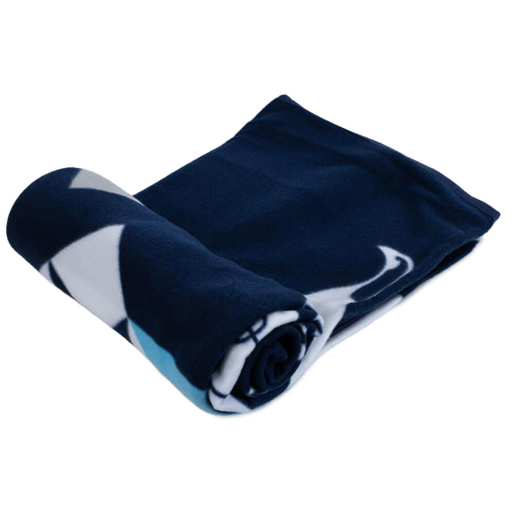 Tottenham Hotspur fleece tæppe rullet sammen. Farver: marineblå, hvid, lys blå, grå.
