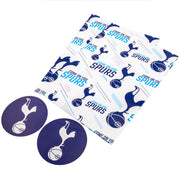 Tottenham Hotspur gavepapir med logoer, "Come On You Spurs" tekst og to runde klistermærker.
