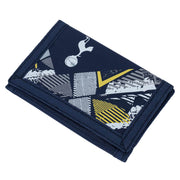 Mørkeblå pung med Tottenham-logo og abstrakte mønstre i hvid, gul og grå.