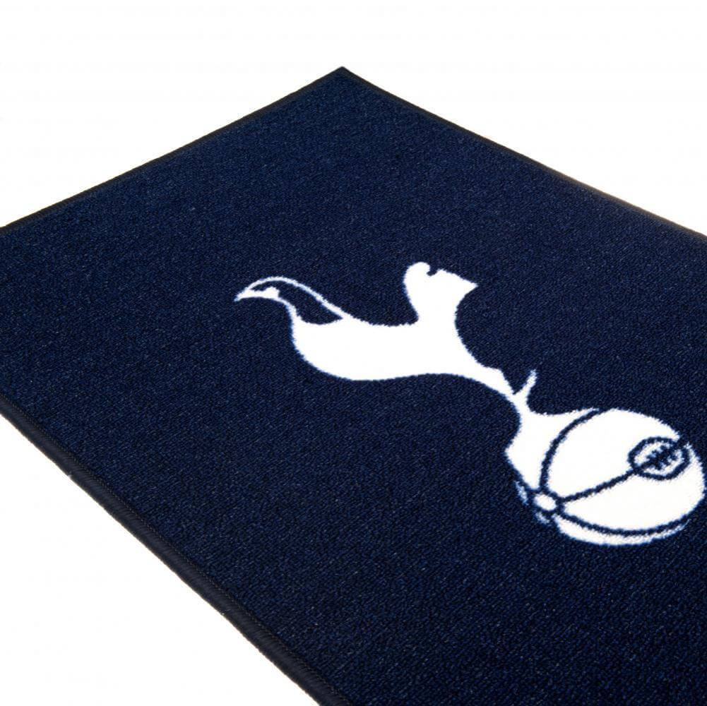 Tottenham Hotspur tæppe med hvidt logo af en hane på en bold, mørk navy baggrund.