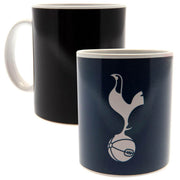 Sort krus og blå krus med Tottenham Hotspur-logo og tekst "TOTTENHAM HOTSPUR".
