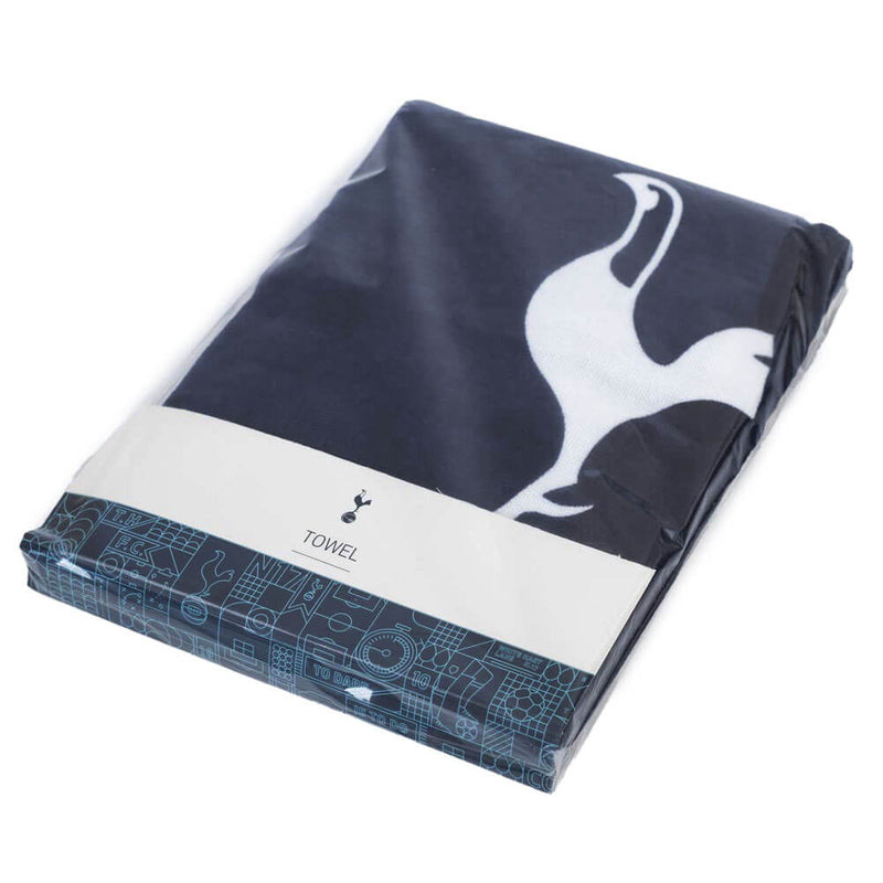 Mørkeblåt Tottenham Hotspur-håndklæde med hvidt logo og geometrisk mønster, pakket med "TOWEL"-etiket.