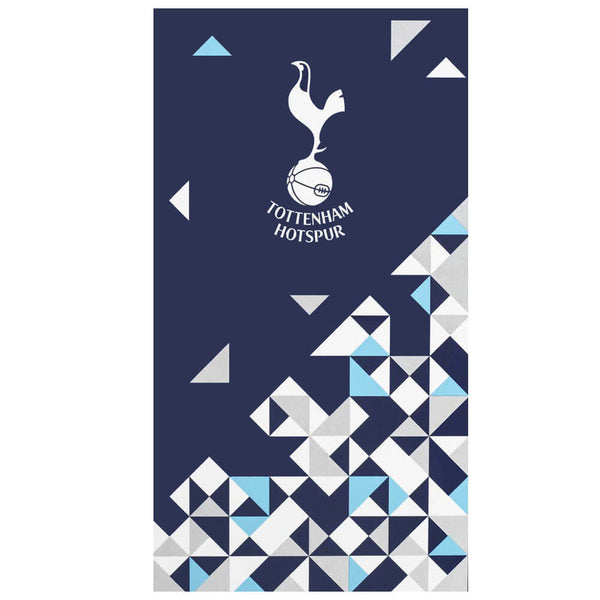 Mørkeblåt håndklæde med Tottenham Hotspur-logo og geometriske mønstre i hvid, lyseblå og grå.