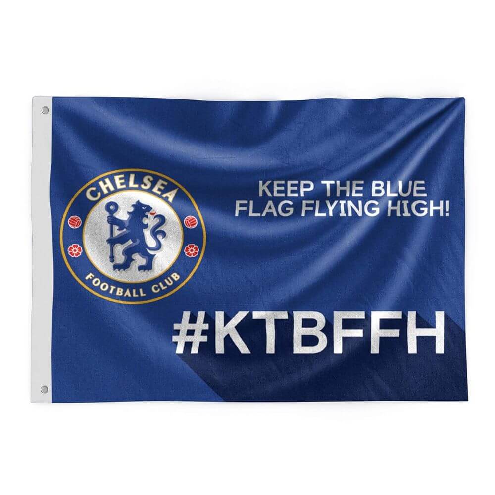 Blåt Chelsea FC-flag med logo, slogan "KEEP THE BLUE FLAG FLYING HIGH!" og hashtag "#KTBFFH".