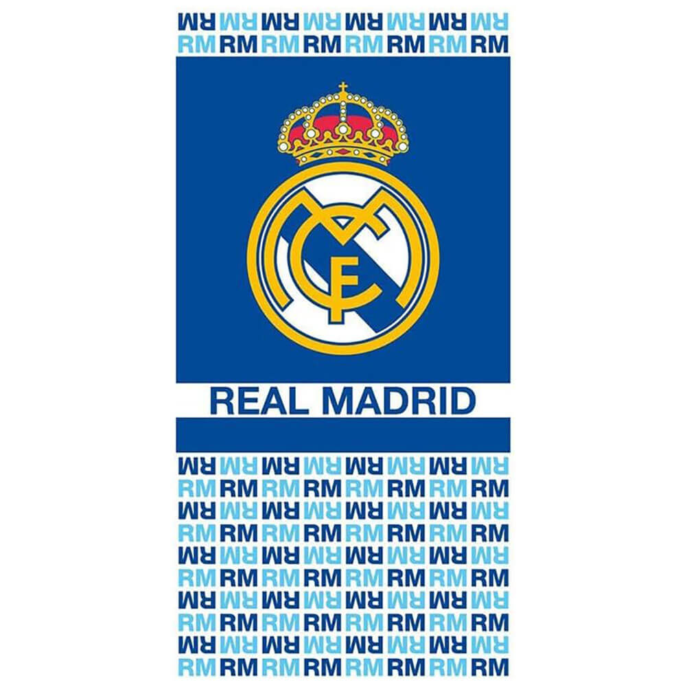 Real Madrid-håndklæde med logo på blå baggrund, "REAL MADRID" tekst og "RM" mønster øverst og nederst.