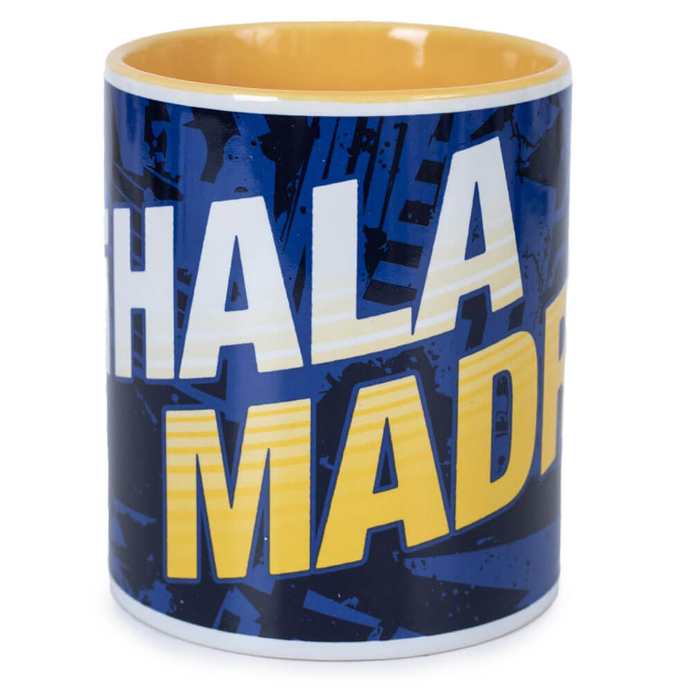 Blå krus med teksten "Hala Madrid" i store hvide og gule bogstaver. Indersiden er gul.