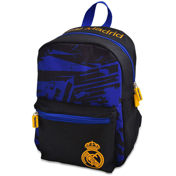 Sort rygsæk med blå detaljer og Real Madrid-logo i gul. Har gule lynlåse og blå strop.