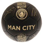 Sort fodbold med Manchester City FC logo, gyldne underskrifter og teksten "MAN CITY".