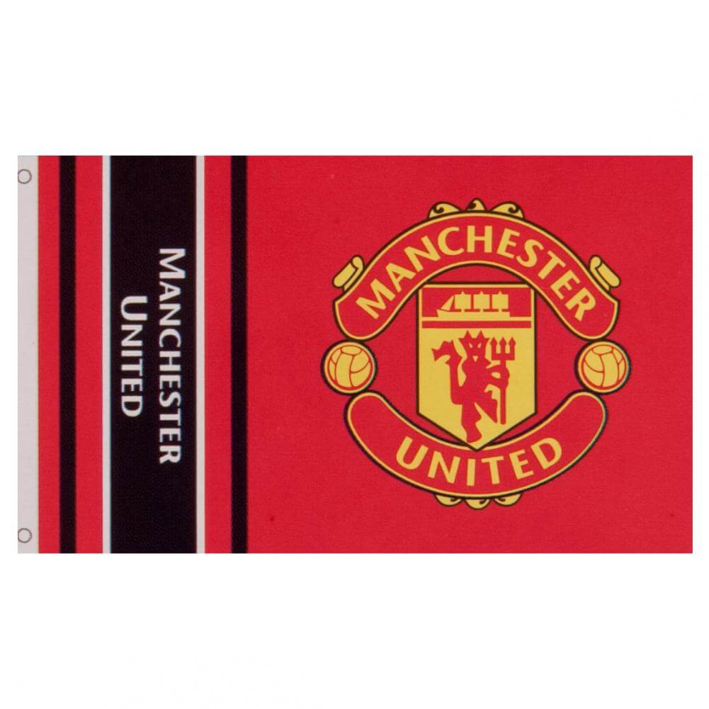 Manchester United-flag med klubemblem på rød baggrund, sorte/røde striber og hvid tekst til venstre.