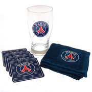 Glas, fire coasters og et håndklæde med Paris Saint Germain-logoet.