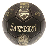 Sort Arsenal-bold med guldlogo, signaturer og design.