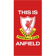 Rødt håndklæde med Liverpool FC-logo og teksten "This Is Anfield" i hvid.