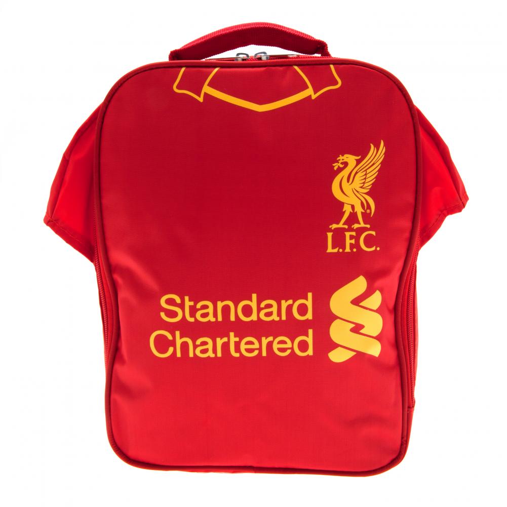 Rød frokosttaske med Liverpool FC-logo, "Standard Chartered" i gul tekst og en personaliseringslabel.